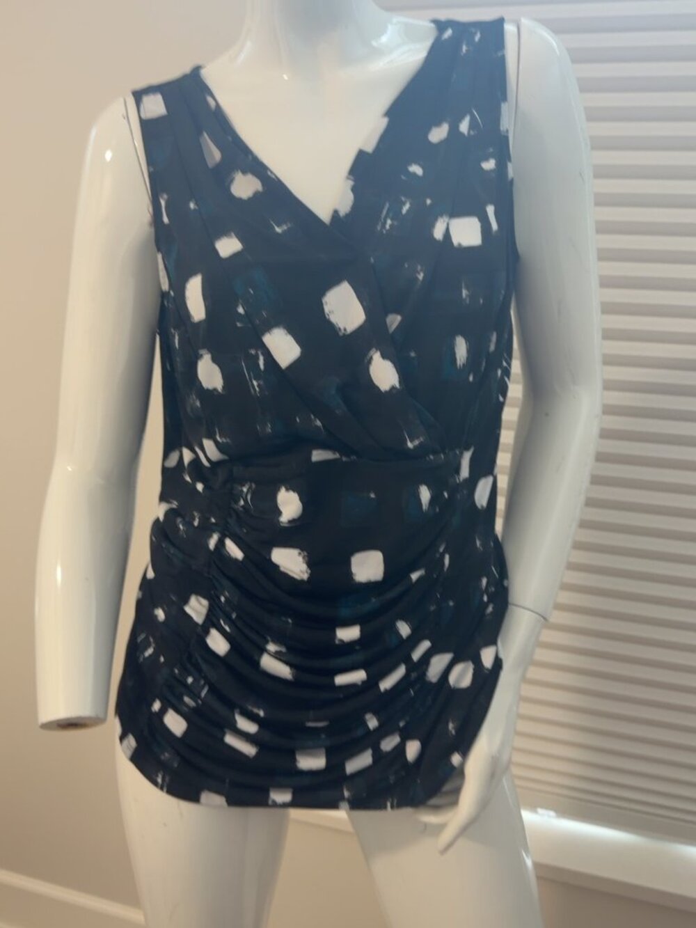 Sleeveless Ruched top - Picture 2 of 2